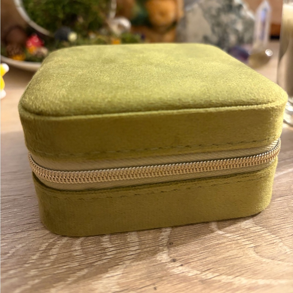 Small Green Plush Velvet Jewelry Box EUC